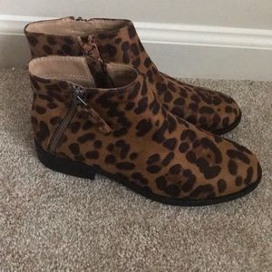 Women’s size 6.5 boots. NWT. Smoke free home